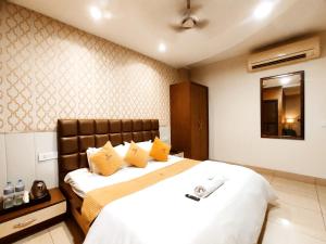 HOTEL THE EMBLEM - A Premium Hotel In Heart of City By Crown Group