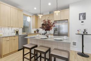 Black Chicago Gallery Solar 2BR Woodlawn Apartment