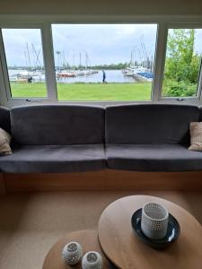 Stacaravan met schitterend uitzicht over het meer, in Friesland! Op de 5-sterren Camping de Kuilart met Zwembad!