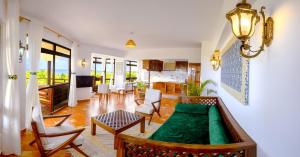 Kens Apartment 5 Enjoy Ocean Views, Pool and AC