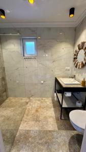 Domki Nad Rozlewiskiem De Lux Sarbinowo Basen Podgrzewany, Małpi Gaj- 4 Piętrowy w Świetlicy 160m2, Tyrolka-Dla Dzieci, Rowery, Ognisko
