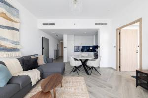 Elite Canal View Stay Padel & Basketball Courts