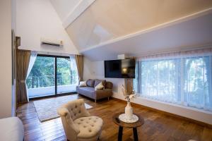 5BR Private Pool Villa near NaiHarn Beach