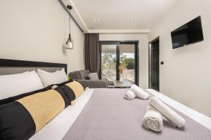 Moon Boutique Hotel - Ultra Luxury Suites with Pool, Perfect for Fun and Relaxation By Villa Mana Gers