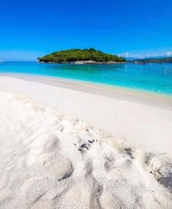 Villa CACA -5 min walk to the beach, free parking & balcony rooms in Ksamil