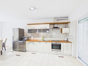Spacious Apartment Lana in a Quiet Area of Banjole