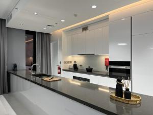 Maison Privee - Modern Family Retreat with Dubai Skyline Views