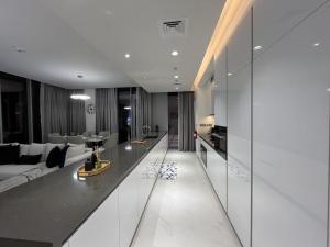 Maison Privee - Modern Family Retreat with Dubai Skyline Views
