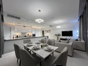 Maison Privee - Modern Family Retreat with Dubai Skyline Views