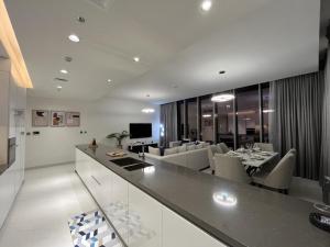 Maison Privee - Modern Family Retreat with Dubai Skyline Views