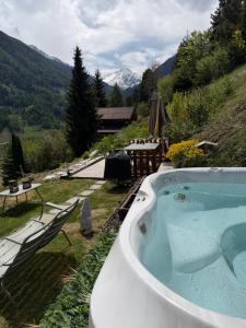 Chalet Opalpin Lodge & Spa, vue montagne et jacuzzi