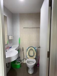Prime location in Lumpini, Songthaew service at the doorstep, close to Terminal 21, 7-Eleven downstairs for convenience