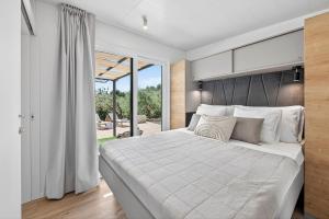 Olive Spa Oasis with Private Jacuzzi and Summer Kitchen