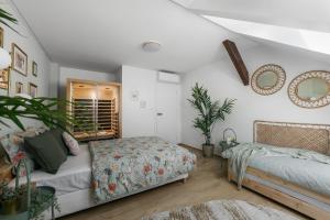 Luxury Haven 3BR Penthouse, 3Bath, Hot Tub & Roof