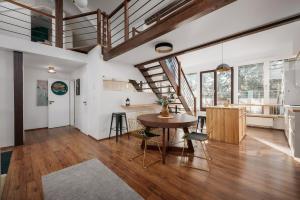Luxury Haven 3BR Penthouse, 3Bath, Hot Tub & Roof