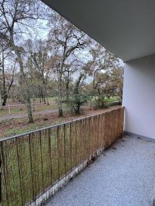 Quiet and Bright 2-Bedroom Apartment, Tram 2 Minutes Away