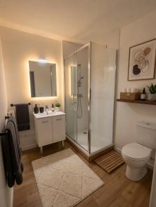 Quiet and Bright 2-Bedroom Apartment, Tram 2 Minutes Away