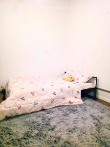 Private room for female only, free cooking, 15 mins to airport