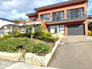 Coolabah Coastal Retreat with Sea Views