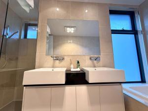 Coolabah Coastal Retreat with Sea Views
