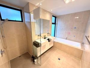 Coolabah Coastal Retreat with Sea Views