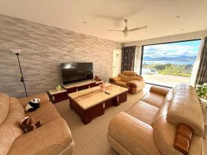 Coolabah Coastal Retreat with Sea Views