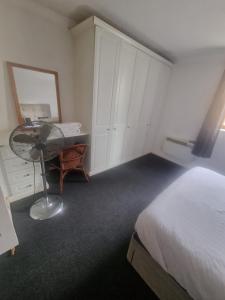 Canary Wharf River View Apartment with Balcony