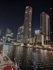 Canary Wharf River View Apartment with Balcony