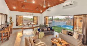 SaffronStays Ivy Courtyard - 5 bedroom & Veg Only Villa in Khopoli