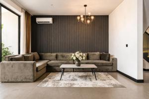 Stylish 3BR Pool WiFi 400