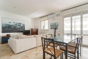 GuestHost - Cozy Terrace Flat close to MM2 Green Line