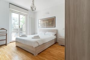 GuestHost - Cozy Terrace Flat close to MM2 Green Line
