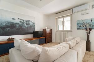 GuestHost - Cozy Terrace Flat close to MM2 Green Line