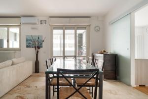 GuestHost - Cozy Terrace Flat close to MM2 Green Line