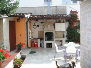 Apartment Dady with a large covered terrace 