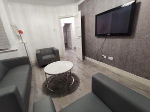 Modern & Cosy Home with Free Parking and Wifi