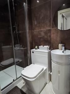 Modern & Cosy Home with Free Parking and Wifi