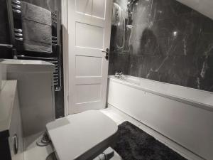 Modern & Cosy Home with Free Parking and Wifi