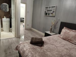 Modern & Cosy Home with Free Parking and Wifi