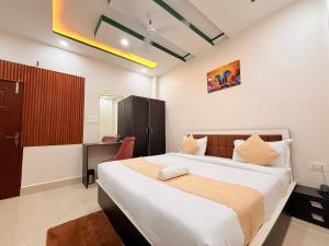 Hotel Aastha Inn ! Near Kaal Bhairav & Kashi Vishwanath Temple ! Best Budget Hotel