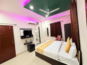 Hotel Aastha Inn ! Near Kaal Bhairav & Kashi Vishwanath Temple ! Best Budget Hotel