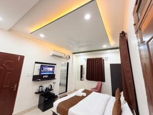 Hotel Aastha Inn ! Near Kaal Bhairav & Kashi Vishwanath Temple ! Best Budget Hotel