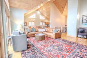 Vaulted Views Stone Lodge