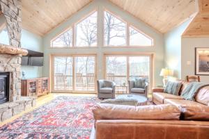 Vaulted Views Stone Lodge