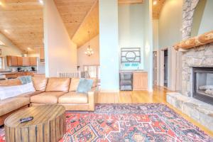 Vaulted Views Stone Lodge