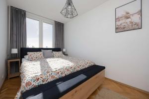 Bright Apartment Right Next To the Metro by Noclegi Renters