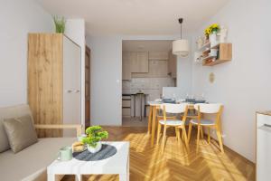 Bright Apartment Right Next To the Metro by Noclegi Renters