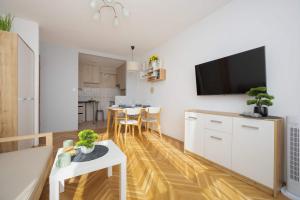 Bright Apartment Right Next To the Metro by Noclegi Renters