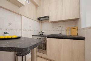 Bright Apartment Right Next To the Metro by Noclegi Renters