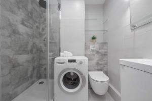 Bright Apartment Right Next To the Metro by Noclegi Renters
